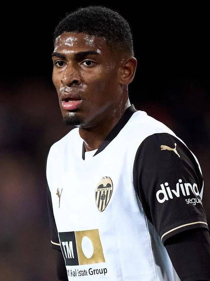 中国马拉松再演闹剧 非洲选手“护送”中国名将夺冠